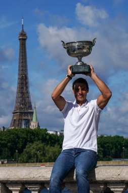 PARİS, FRANCE - 6 Haziran 2022: Roland Garros 2022 İspanya Şampiyonu Rafael Nadal Fransa 'nın başkenti Paris' teki Pont Alexandre III 'te poz verdi.
