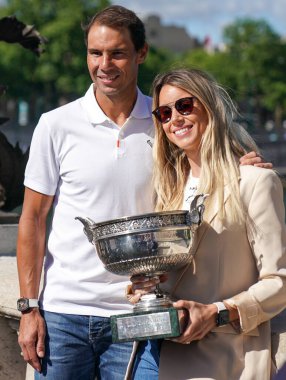 PARIS, FRANCE - 6 Haziran 2022: Roland Garros 2022 İspanya Şampiyonu Rafael Nadal ve kız kardeşi Maria Isabel Nadal Fransa 'nın başkenti Paris' te düzenlenen Pont Alexandre III 'te şampiyonluk kupasıyla poz verdiler.