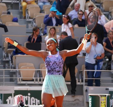 PARIS, FRANCE - 2 Haziran 2022: ABD 'li profesyonel tenisçi Coco Gauff, Fransa' nın başkenti Paris 'te Roland Garros 2022' de Martina Trevisan 'a karşı kazandığı yarı final maçı sonrasında zaferini kutladı