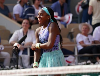 PARIS, FRANCE - 2 Haziran 2022: Fransa 'nın başkenti Paris' te Roland Garros 2022 'de Martina Trevisan' a karşı kazandığı yarı final maçı sonrasında ABD 'li profesyonel tenisçi Coco Gauff