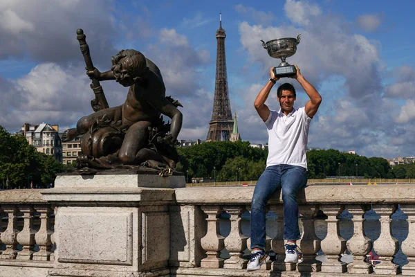 2022年6月6日 法国巴黎 西班牙的罗兰 加罗斯2022年冠军拉斐尔 纳达尔在法国巴黎亚历山大港三世 Pont Alexandre Iii 献上奖杯 — 图库照片