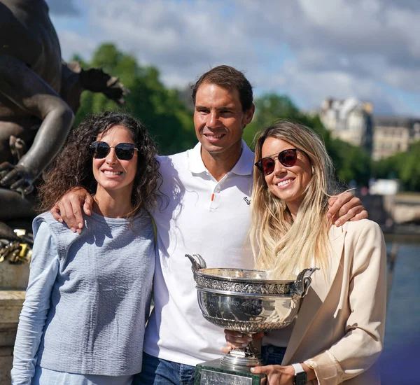 フランス 2022年6月6日 ローランド ガロス2022年チャンピオンラファエル ナダル と妻マリア フランシスカ ペレロ と妹マリア イザベル — ストック写真