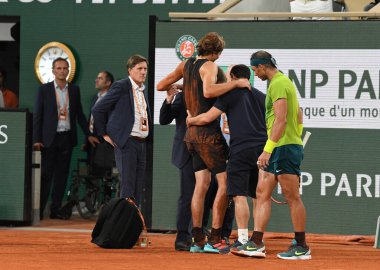 PARIS, FRANCE - 3 Haziran 2022: Alman profesyonel tenisçi Alexander Zverev, Fransa 'nın başkenti Paris' te oynanan Roland Garros 2022 'de Rafael Nadal' a karşı oynadığı yarı final maçında mahkemeyi yaraladı