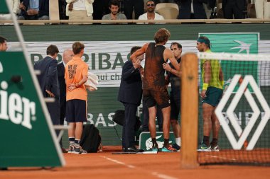 PARIS, FRANCE - 3 Haziran 2022: Alman profesyonel tenisçi Alexander Zverev, Fransa 'nın başkenti Paris' te oynanan Roland Garros 2022 'de Rafael Nadal' a karşı oynadığı yarı final maçında mahkemeyi yaraladı