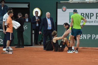 PARIS, FRANCE - 3 Haziran 2022: Yaralı Alman tenisçi Alexander Zverev Fransa 'nın başkenti Paris' te Roland Garros 2022 'de oynanan yarı final maçında Rafael Nadal' a karşı tıbbi yardıma ihtiyaç duyuyor