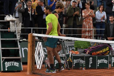 PARIS, FRANCE - 3 Haziran 2022: Yaralı Alman tenisçi Alexander Zverev, Fransa 'nın başkenti Paris' te oynanan Roland Garros 2022 'deki yarı final maçı sonrasında İspanyol Rafael Nadal' ı koltuk değnekleriyle tebrik ediyor.