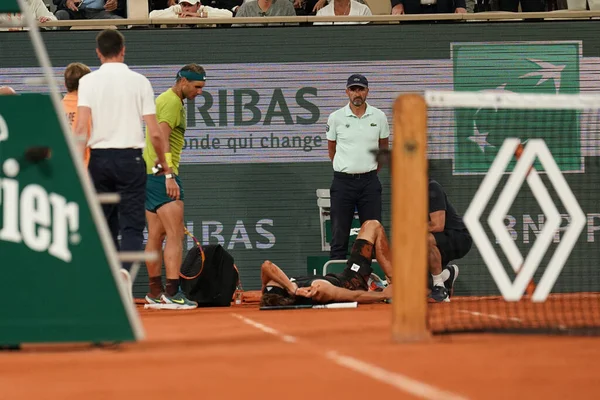 法国巴黎 2022年6月3日 受伤的德国网球选手亚历山大 Zverev在法国巴黎与拉斐尔 纳达尔的半决赛中需要医疗护理 — 图库照片