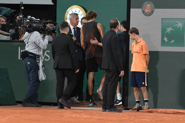 París Francia Junio 2022 Tenista Lesionado Alexander Zverev Alemania Deja —  Fotos de Stock