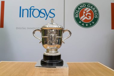 PARIS, FRANCE - 5 Haziran 2022 Suzanne-Lenglen Kupası bayanlar tekler Roland Garros şampiyonluk kupası Paris, Fransa 'daki Philippe Chatrier Sarayı' nda sergileniyor