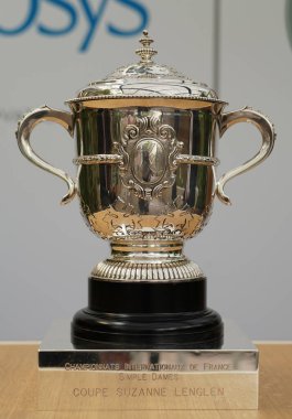 PARIS, FRANCE - 5 Haziran 2022 Suzanne-Lenglen Kupası bayanlar tekler Roland Garros şampiyonluk kupası Paris, Fransa 'daki Philippe Chatrier Sarayı' nda sergileniyor