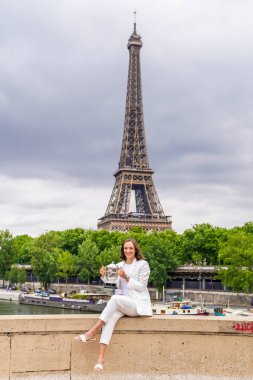 PARIS, FRANCE - 5 Haziran 2022 Roland Garros Şampiyonu Iga Swiatek Fransa 'nın başkenti Paris' teki Pont de Bir-Hakeim 'de poz verdi.