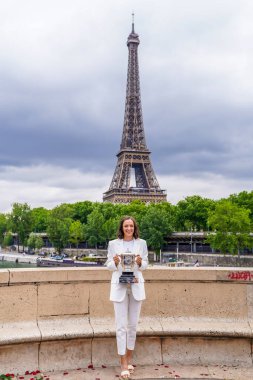 PARIS, FRANCE - 5 Haziran 2022 Roland Garros Şampiyonu Iga Swiatek Fransa 'nın başkenti Paris' teki Pont de Bir-Hakeim 'de poz verdi.