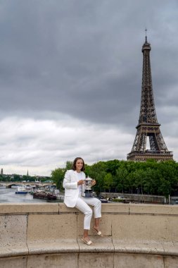 PARIS, FRANCE - 5 Haziran 2022 Roland Garros Şampiyonu Iga Swiatek Fransa 'nın başkenti Paris' teki Pont de Bir-Hakeim 'de poz verdi.