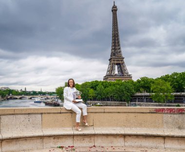 PARIS, FRANCE - 5 Haziran 2022 Roland Garros Şampiyonu Iga Swiatek Fransa 'nın başkenti Paris' teki Pont de Bir-Hakeim 'de poz verdi.