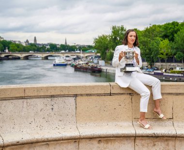 PARIS, FRANCE - 5 Haziran 2022 Roland Garros Şampiyonu Iga Swiatek Fransa 'nın başkenti Paris' teki Pont de Bir-Hakeim 'de poz verdi.