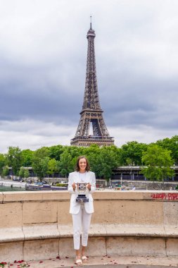 PARIS, FRANCE - 5 Haziran 2022 Roland Garros Şampiyonu Iga Swiatek Fransa 'nın başkenti Paris' teki Pont de Bir-Hakeim 'de poz verdi.