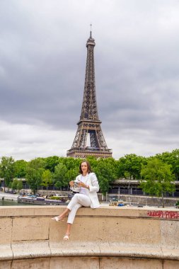 PARIS, FRANCE - 5 Haziran 2022 Roland Garros Şampiyonu Iga Swiatek Fransa 'nın başkenti Paris' teki Pont de Bir-Hakeim 'de poz verdi.