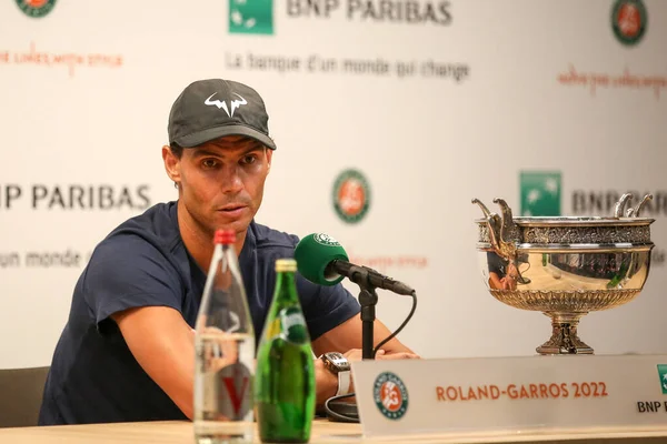 PARIS, FRANCE - 5 Haziran 2022 Roland Garros Şampiyonu Rafael Nadal, Norveç 'li Casper Ruud' a karşı Paris, Fransa 'daki Philippe Chatrier Sarayı' nda kazandığı zaferden sonra düzenlediği basın toplantısında