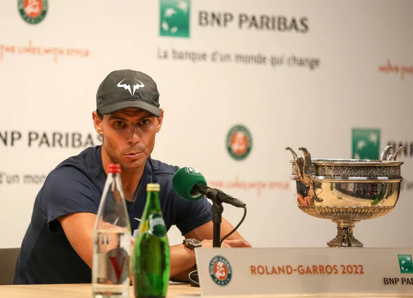 PARIS, FRANCE - 5 Haziran 2022 Roland Garros Şampiyonu Rafael Nadal, Norveç 'li Casper Ruud' a karşı Paris, Fransa 'daki Philippe Chatrier Sarayı' nda kazandığı zaferden sonra düzenlediği basın toplantısında