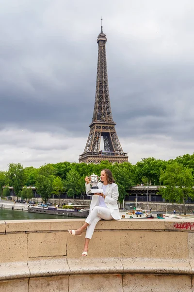 PARIS, FRANCE - 5 Haziran 2022 Roland Garros Şampiyonu Iga Swiatek Fransa 'nın başkenti Paris' teki Pont de Bir-Hakeim 'de poz verdi.