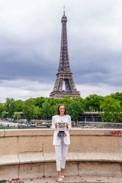 PARIS, FRANCE - 5 Haziran 2022 Roland Garros Şampiyonu Iga Swiatek Fransa 'nın başkenti Paris' teki Pont de Bir-Hakeim 'de poz verdi.