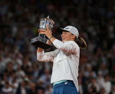 PARIS, FRANCE - 4 Haziran 2022 Roland Garros Şampiyonu Iga Swiatek, Fransa 'nın başkenti Paris' teki Philippe Chatrier Sarayı 'nda Coco Gauff' a karşı kazandığı zafer sonrasında ödül töreninde