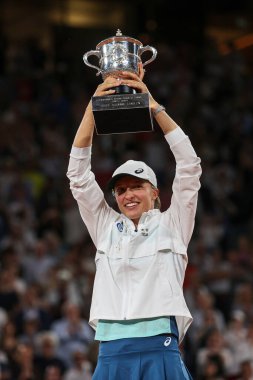 PARIS, FRANCE - 4 Haziran 2022 Roland Garros Şampiyonu Iga Swiatek, Fransa 'nın başkenti Paris' teki Philippe Chatrier Sarayı 'nda Coco Gauff' a karşı kazandığı zafer sonrasında ödül töreninde