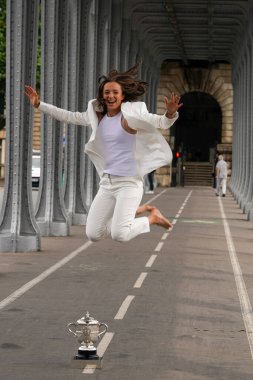 PARIS, FRANCE - 5 Haziran 2022 Roland Garros Şampiyonu Iga Swiatek Fransa 'nın Paris kentinde Pont de Bir-Hakeim' in altında poz veriyor.