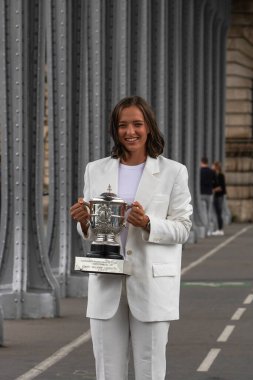 PARIS, FRANCE - 5 Haziran 2022 Roland Garros Şampiyonu Iga Swiatek Fransa 'nın Paris kentinde Pont de Bir-Hakeim' in altında poz veriyor.