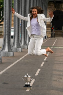 PARIS, FRANCE - 5 Haziran 2022 Roland Garros Şampiyonu Iga Swiatek Fransa 'nın Paris kentinde Pont de Bir-Hakeim' in altında poz veriyor.