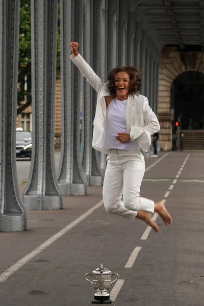 PARIS, FRANCE - 5 Haziran 2022 Roland Garros Şampiyonu Iga Swiatek Fransa 'nın Paris kentinde Pont de Bir-Hakeim' in altında poz veriyor.
