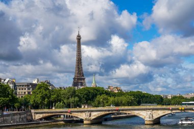 Pont des Invalides ve Eyfel Kulesi Paris, Fransa 'daki Pont Alexandre III' ten görüldüğü gibi