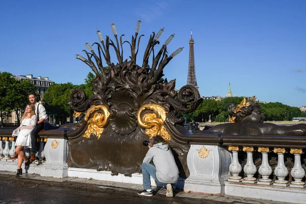 Paris France June 2022 Photographer Taking Romantic Pictures Couple Pont — Stock Photo, Image