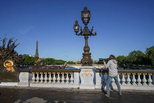 Paris Francja Czerwca 2022 Fotograf Robiący Romantyczne Zdjęcia Pary Pont — Zdjęcie stockowe