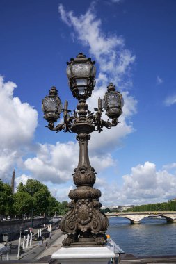 Paris, Fransa 'daki Pont Alexandre III' teki şamdan.