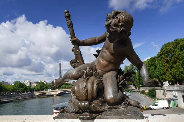 Ámor Szobor Pont Alexandre Iii Eiffel Toronnyal Háttérben Egy Gyönyörű — Stock Fotó