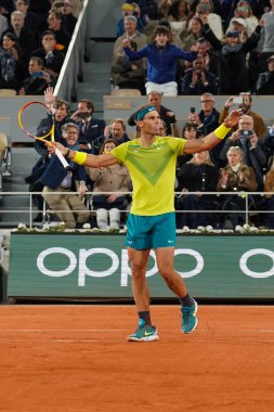 PARIS, FRANCE - 31 Mayıs 2022: İspanya Grand Slam şampiyonu Rafael Nadal, Fransa 'nın başkenti Paris' te oynanan 2022 Roland Garros maçında Novak Cokoviç 'e karşı oynadığı çeyrek final maçı sonrasında zaferi kutladı
