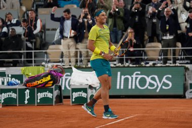 PARIS, FRANCE - 31 Mayıs 2022: İspanya Grand Slam şampiyonu Rafael Nadal, Fransa 'nın başkenti Paris' te oynanan 2022 Roland Garros maçında Novak Cokoviç 'e karşı oynadığı çeyrek final maçı sonrasında zaferi kutladı