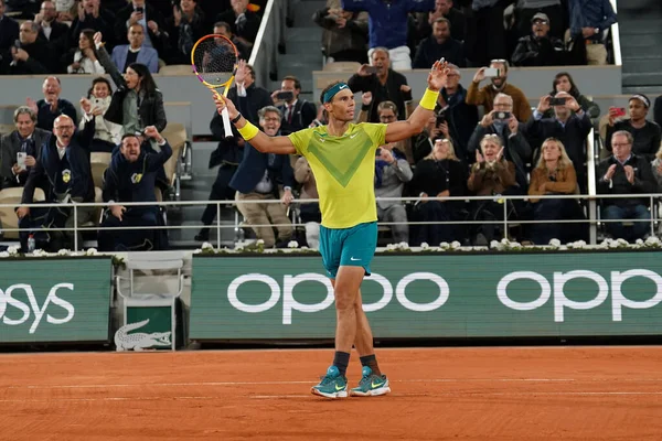 PARIS, FRANCE - 31 Mayıs 2022: İspanya Grand Slam şampiyonu Rafael Nadal, Fransa 'nın başkenti Paris' te oynanan 2022 Roland Garros maçında Novak Cokoviç 'e karşı oynadığı çeyrek final maçı sonrasında zaferi kutladı