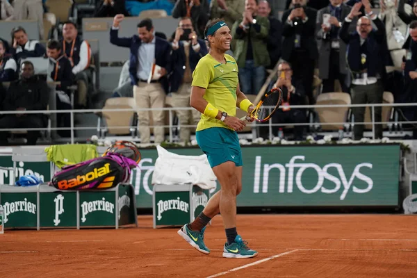 PARIS, FRANCE - 31 Mayıs 2022: İspanya Grand Slam şampiyonu Rafael Nadal, Fransa 'nın başkenti Paris' te oynanan 2022 Roland Garros maçında Novak Cokoviç 'e karşı oynadığı çeyrek final maçı sonrasında zaferi kutladı