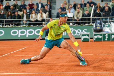 PARİS, FRANCE - 31 Mayıs 2022: İspanya Grand Slam şampiyonu Rafael Nadal, Sırbistan 'ın Novak Cokoviç ile oynadığı çeyrek final karşılaşmasında Fransa' nın Paris kentinde Roland Garros 'a karşı mücadele etti.
