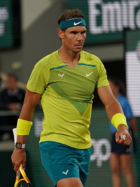 PARİS, FRANCE - 31 Mayıs 2022: İspanya Grand Slam şampiyonu Rafael Nadal, Sırbistan 'ın Novak Cokoviç ile oynadığı çeyrek final karşılaşmasında Fransa' nın Paris kentinde Roland Garros 'a karşı mücadele etti.