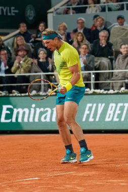PARİS, FRANCE - 31 Mayıs 2022: İspanya Grand Slam şampiyonu Rafael Nadal, Sırbistan 'ın Novak Cokoviç ile oynadığı çeyrek final karşılaşmasında Fransa' nın Paris kentinde Roland Garros 'a karşı mücadele etti.