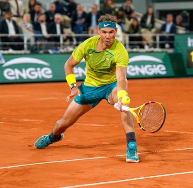 PARİS, FRANCE - 31 Mayıs 2022: İspanya Grand Slam şampiyonu Rafael Nadal, Sırbistan 'ın Novak Cokoviç ile oynadığı çeyrek final karşılaşmasında Fransa' nın Paris kentinde Roland Garros 'a karşı mücadele etti.