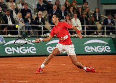 PARIS, FRANCE - 31 Mayıs 2022: Sırbistan Grand Slam şampiyonu Novak Cokoviç İspanya 'dan Rafael Nadal ile 2022' de Fransa 'nın başkenti Paris' te oynanan çeyrek final karşılaşmasında