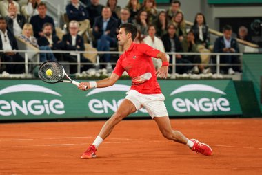 PARIS, FRANCE - 31 Mayıs 2022: Sırbistan Grand Slam şampiyonu Novak Cokoviç İspanya 'dan Rafael Nadal ile 2022' de Fransa 'nın başkenti Paris' te oynanan çeyrek final karşılaşmasında