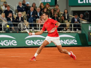 PARIS, FRANCE - 31 Mayıs 2022: Sırbistan Grand Slam şampiyonu Novak Cokoviç İspanya 'dan Rafael Nadal ile 2022' de Fransa 'nın başkenti Paris' te oynanan çeyrek final karşılaşmasında