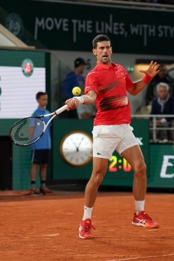 PARIS, FRANCE - 31 Mayıs 2022: Sırbistan Grand Slam şampiyonu Novak Cokoviç İspanya 'dan Rafael Nadal ile 2022' de Fransa 'nın başkenti Paris' te oynanan çeyrek final karşılaşmasında