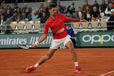 PARIS, FRANCE - 31 Mayıs 2022: Sırbistan Grand Slam şampiyonu Novak Cokoviç İspanya 'dan Rafael Nadal ile 2022' de Fransa 'nın başkenti Paris' te oynanan çeyrek final karşılaşmasında