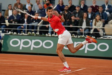 PARIS, FRANCE - 31 Mayıs 2022: Sırbistan Grand Slam şampiyonu Novak Cokoviç İspanya 'dan Rafael Nadal ile 2022' de Fransa 'nın başkenti Paris' te oynanan çeyrek final karşılaşmasında